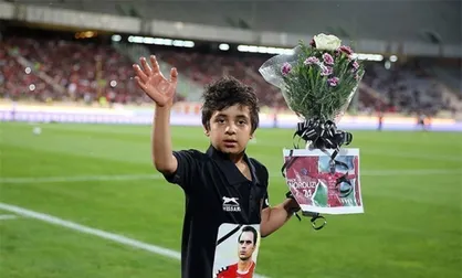هانی نوروزی جام قهرمانی پرسپولیس را بالای سر می&zwnj;برد
