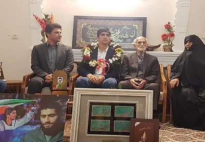 قهرمان المپیک نشان خود را به شهید غنیمت پور تقدیم کرد