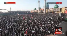 قاب ماندگار از حضور خیل عظیم مردم عزادار در مسجد جمکران، برای اقامۀ نماز بر پیکر مطهر رهبر شهید انقلاب و شهدای خانواده ایشان + فیلم