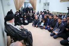 لحظاتی منتشر نشده از دیدارهای صمیمانه خانواده‌های معظم شهدا با رهبر شهید انقلاب