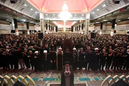 نماز عشق در اوج ماتم عاشورا در حرم بانوی کرامت اقامه شد+فیلم