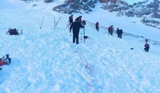 ٢ کوهنورد دیگر از زیر بهمن خارج شدند/ تلاش‌ها براى جست‌وجوى نفر پنجم ادامه دارد