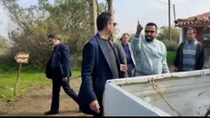 محیط زیست در جزیره شاخ شد! / مرمت معابر روستایی با چاشنی زد و خورد