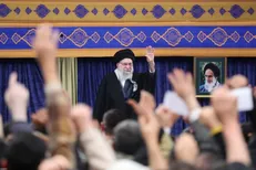 رهبر انقلاب: بازاری‌ها وفادارترین قشر به نظام اسلامی هستند/ مسئولین باید با معترض حرف بزنند، اما اغتشاشگر را باید به جای خودش نشاند + فیلم