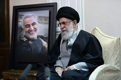 فیلم کامل حضور رهبر انقلاب در منزل شهید حاج قاسم سلیمانی
