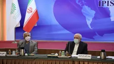 ظریف: افزایش صادرات محصولات دانش‌بنیان با ورود به بازار‌های خارجی / کاهش مهاجرت نخبگان با فعالیت پارک‌های علم و فناوری