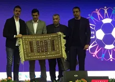 گلیم سنتی، هدیه سیرجانی‌ها به استراماچونی