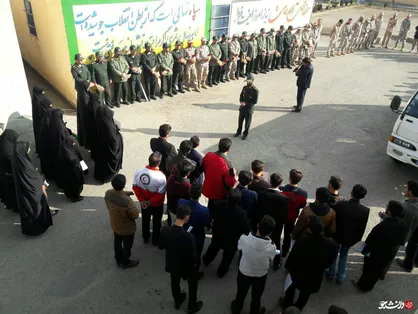 دانشجویان چالدران با اهدا گل به پاسدارن این شهرستان، حمایت خود را از ایشان اعلام کردند