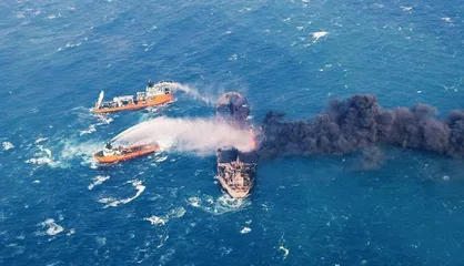 خانواده شهدای نفتکش سانچی مقابل مجلس تجمع کردند