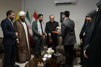 جمعی از دانش آموزان عضو انجمن&zwnj;های اسلامی به مقام شهدای مقاومت ادای احترام کردند