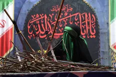 قابی ماندگار از عزاداری مردم رشت برای حضرت سیدالشهدا (ع) در صد و بیست و چهارمین شب سوگ و حماسه ملت ایران+فیلم