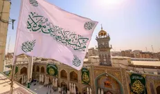 عکس| برافراشته شدن پرچم غدیر و گل‌آرایی ضریح در حرم امیرالمومنین
