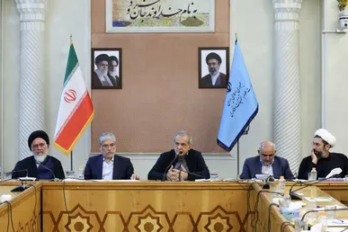 پزشکیان: خیرین و حامیان دانشگاه‌ها در تحقق رسالت بزرگ توسعه علم نقش آفرینی می‌کنند
