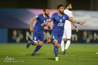 عجیب&zwnj;ترین صحنه دیدار استقلال - الاهلی توسط ستاره استقلال + عکس