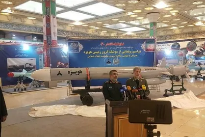 موشک کروز برد بلند زمینی &laquo;هویزه&raquo; رونمایی شد
