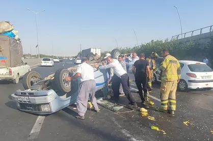 واژگونی وانت حامل بار در بزرگراه آزادگان بر اثر ترکیدن لاستیک عقب
