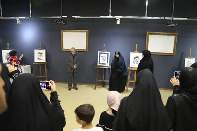 «زنگ آخر» در گالری فکه به صدا درآمد؛ روایت مقاومت در قاب هنر
