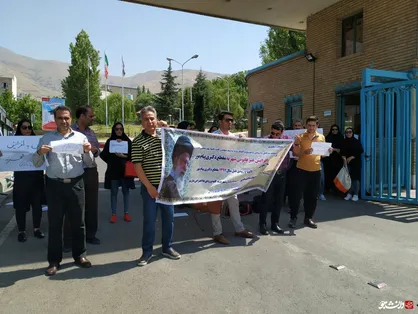 دانشجویان مقطع دکتری دانشگاه پیام نور مقابل سازمان مرکزی این دانشگاه تجمع کردند+ عکس