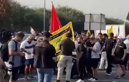حضور مردم لبنان در مسیر&zwnj;های منتهی به فرودگاه بین المللی بیروت به منظور استقبال از علی لاریجانی، دبیر شورای امنیت ملی جمهوری اسلامی ایران