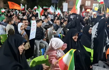 پرچم گردانی کف خیابان سن و سال نمی&zwnj;شناسد + فیلم