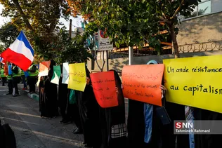 تجمع دانشجویان در مقابل سفارت فرانسه