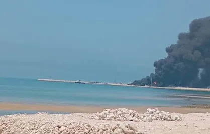 تصاویری از میزان خسارت در حادثه آتش سوزى کشتى حامل متانول در بندر دیر بوشهر/ امدادرسانى ٣ تیم هلال احمر در محل حادثه