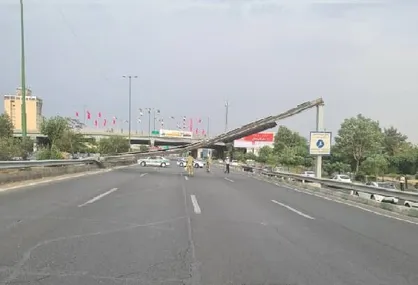 سقوط تابلو مسیرنما و درخت + تصاویر
