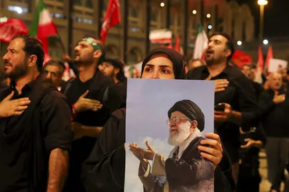 بدرقه امام خامنه&zwnj;ای، هزینه&zwnj;ی شیعه را برای دشمن &laquo;غیرقابل تصور&raquo; می&zwnj;کند / وداعی که باید چون قیام حسینی، خون&zwnj;خواهی را به جهان نشان دهد