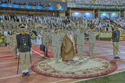 غیبت بن سلمان در مراسم فارغ&zwnj;التحصیلی دانشکده افسری ملک عبدالعزیز