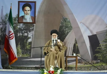 روایتی از  حضور رهبر شهید انقلاب در دانشگاه&zwnj;ها؛ از حفظ حیات سیاسی دانشجو تا جنبش نرم&zwnj;افزاری