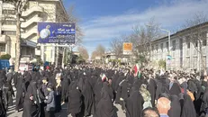 پاسخ مردم رشت به اغتشاشگران / تا پای جان پای انقلاب هستیم + فیلم
