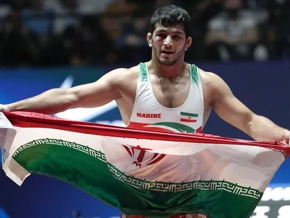 حسن یزدانی مدال طلایش را به خانواده های داغدار کرونایی تقدیم کرد + عکس
