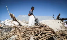 بازسازی در مناطق زلزله زده شروع شده است/ کمبود دارو نداریم