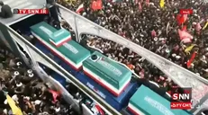ازدحام و فشردگی بالای جمعیت عشاق در اطراف کامیون حامل پیکر رهبر شهید در قم + فیلم