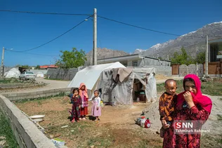 سی سخت، دوماه بعد از زلزله-  تعدادی از ساکنین مناطق زلزله زده به خصوص مهاجران افغانستانی، هنوز هم درون چادر زندگی می کنند.