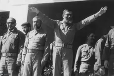 فیلم کمتردیده‌ شده از حضور رهبر شهید انقلاب با لباس رزم در جبهه غرب کشور + فیلم