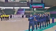 سلام نظامی بازیکنان ایران و مربی ایرانی تیم تاجیکستان در آغاز بازی