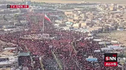 حضور جمعیت بی&zwnj;پایان عاشقان رهبر شهید انقلاب اسلامی در خیابان&zwnj;های اطراف مسجد مقدس جمکران پس از اقامه نماز بر پیکر مطهر &laquo;آقای شهید ایران&raquo;