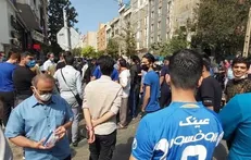 حمله لیدر‌های استقلال به هواداران مقابل مجلس+ فیلم