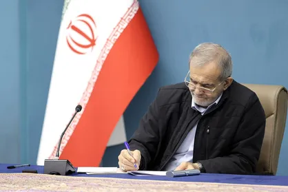 پیام تسلیت پزشکیان در پی سانحه سقوط هواپیمای مسافری در روسیه