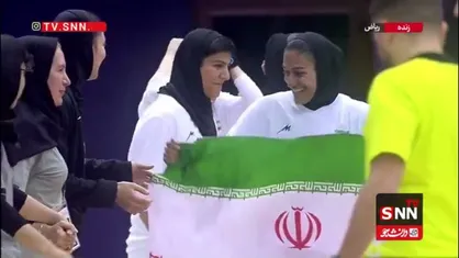 احترام نظامی بانوان هندبال به پرچم مقدس ایران