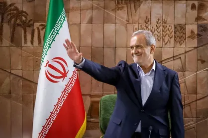 رئیس جمهور: ملت ایران در برابر شدیدترین تهدیدها از عزت خود کوتاه نمی&zwnj;آید