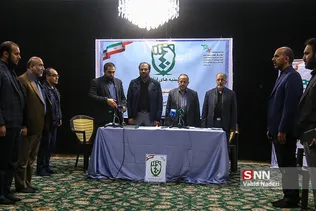 ادای احترام حضار به سرود جمهوری اسلامی در نشست شنبه های انقلاب 