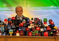 پزشکیان: سفره‌های مردم روز به روز بی‌رنگ می‌شود + فیلم