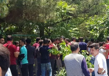 تصویری از تجمع اعتراضی پرسپولیسی&zwnj;ها مقابل باشگاه