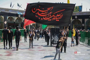 مردم شهر مقدس قم از نقاط مختلف شهر با برپایی دسته‌جات عزاداری به مناسبت روز تاسوعای حسینی به سمت حرم مطهر بانوی کرامت حرکت کرده به عزاداری و سوگواری می‌پردازند. 