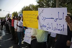 دانشجویان خوزستانی مقابل درب دادگستری تجمع می‌کنند