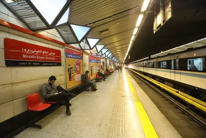 سقوط از سکوی مسافرگیری در مترو مصلی