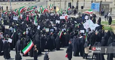 زنجیره انسانی دانشجویان به نطنز رسید/ تجمعی برای حمایت قاطع از برنامه غنی‌سازی + فیلم