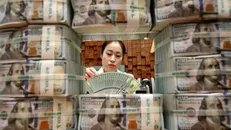 کره جنوبی باید بابت دیرکرد پرداخت طلب ایران جریمه بدهد / دست بانک مرکزی برای مدیریت بازار ارز باز شد